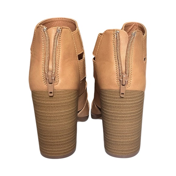 Francesca’s Report Blanche Peep Toe Sandals - Picture 4 of 10